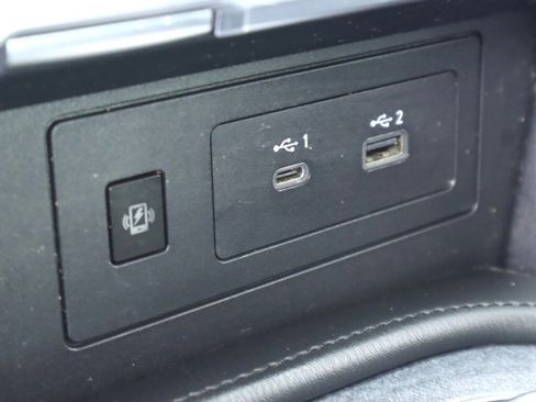 Used 2021 Nissan Armada SV image 26