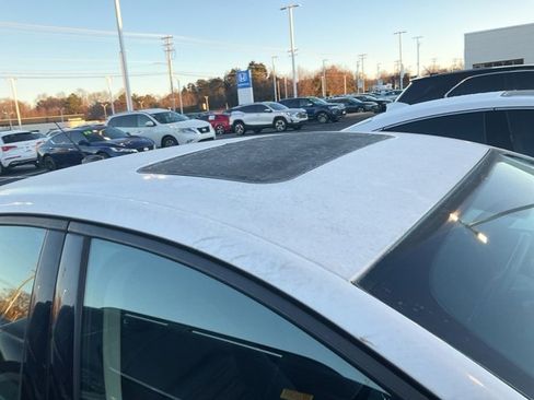 Used 2015 Ford Fusion SE w/ Equipment Group 201A image 4