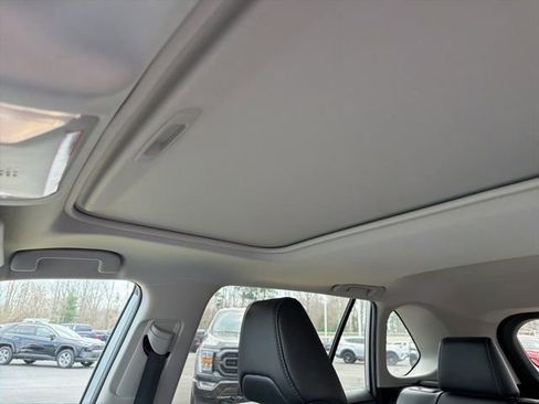 Used 2022 Toyota RAV4 XLE Premium image 5