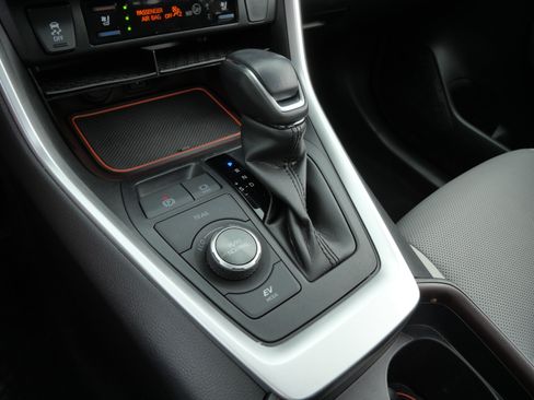 Used 2020 Toyota RAV4 Limited AWD/4WD image 25