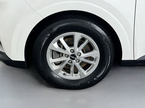 Used 2023 Kia Carnival LX image 10