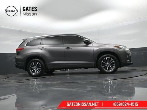 Used 2018 Toyota Highlander XLE AWD/4WD image 47