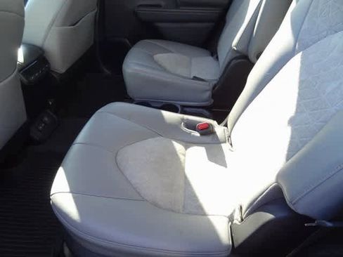 Used 2023 Toyota Highlander Bronze Edition image 17