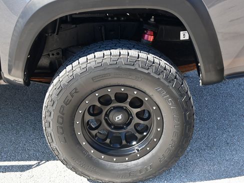Used 2017 Toyota Tacoma TRD Off-Road AWD/4WD image 18