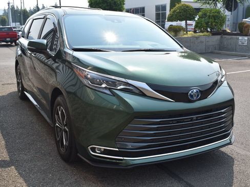Certified 2025 Toyota Sienna Platinum AWD/4WD image 3