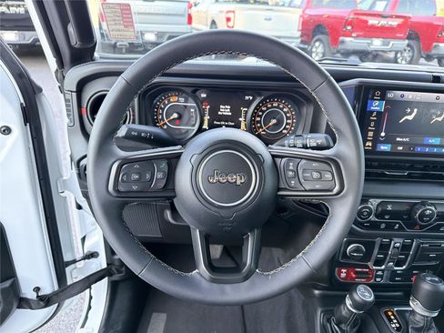 Used 2025 Jeep Wrangler Unlimited Rubicon AWD/4WD image 22