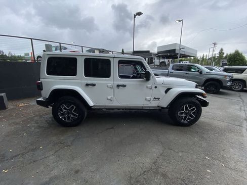 Used 2025 Jeep Wrangler Unlimited Sahara AWD/4WD image 7