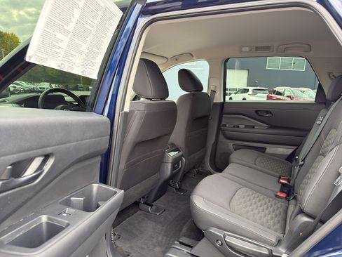 Certified 2025 Nissan Pathfinder SV image 29