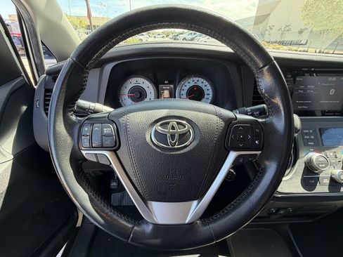 Used 2019 Toyota Sienna SE w/ Carpet Mat Package FWD image 14