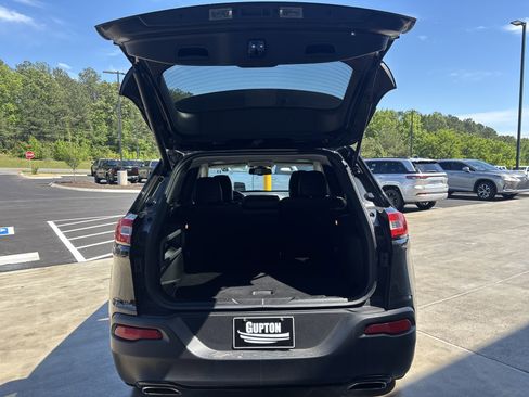 Used 2017 Jeep Cherokee High Altitude w/ Luxury Group FWD image 5