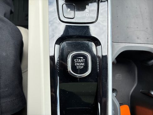 Used 2022 Volvo XC60 B5 Momentum w/ Protection Package Premier FWD image 20