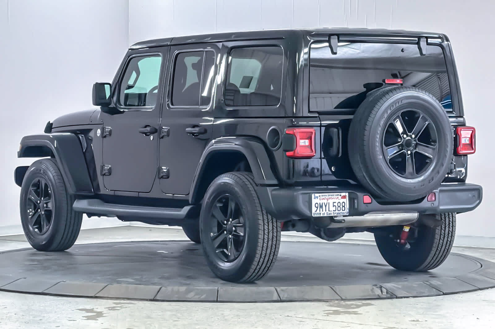 Used 2018 Jeep Wrangler Unlimited Sahara AWD/4WD image 6
