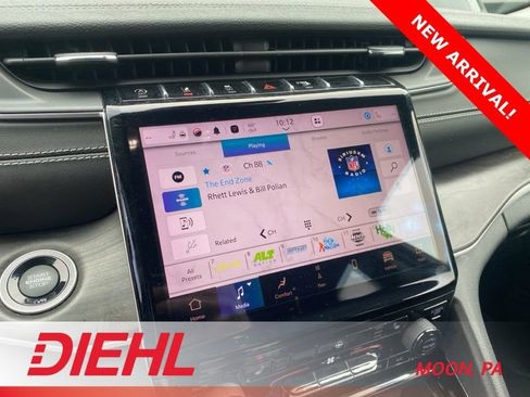 Used 2023 Jeep Grand Cherokee Limited w/ Black Appearance Package AWD/4WD image 4