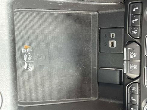 Used 2022 GMC Yukon XL SLT w/ SLT Luxury Package image 25