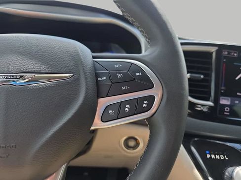 Used 2023 Chrysler Pacifica Touring-L FWD image 25