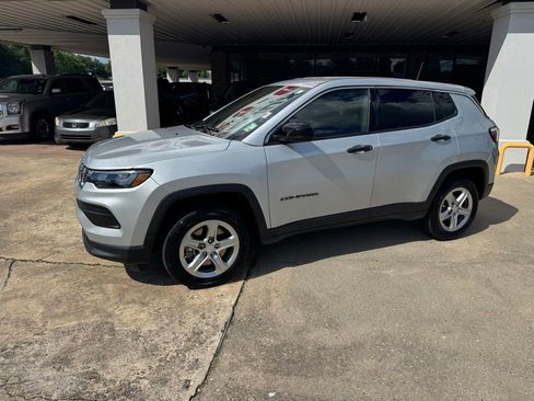 Used 2024 Jeep Compass Sport AWD/4WD image 3