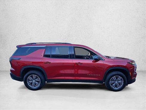 Used 2025 Chevrolet Traverse LT FWD image 4