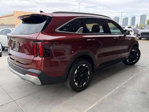 Used 2024 Kia Sorento S image 4