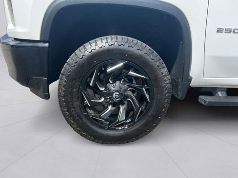 Used 2021 Chevrolet Silverado 2500 Custom w/ Custom Value Package image 9