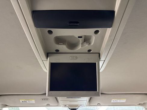 Used 2014 Chrysler Town & Country Touring FWD image 22