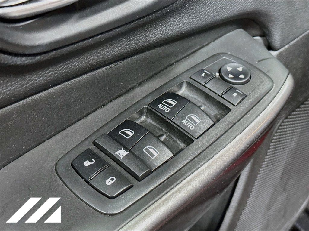 Used 2019 Jeep Cherokee Latitude Plus w/ Cold Weather Group AWD/4WD image 19