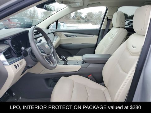 Used 2018 Cadillac XT5 Luxury w/ Driver Awareness Package image 6