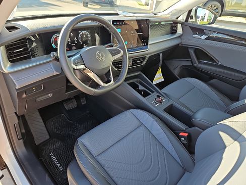 New 2026 Volkswagen Tiguan SE FWD image 12