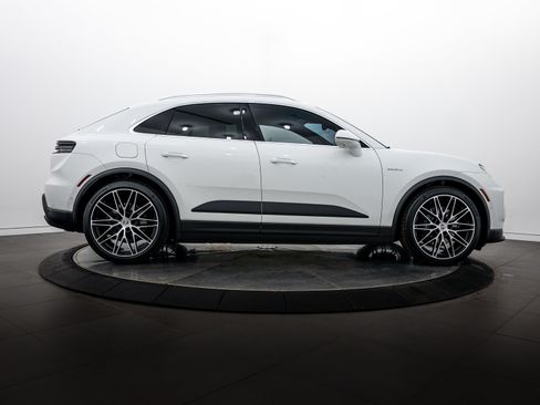 Certified 2025 Porsche Macan 4S Electric AWD/4WD image 8