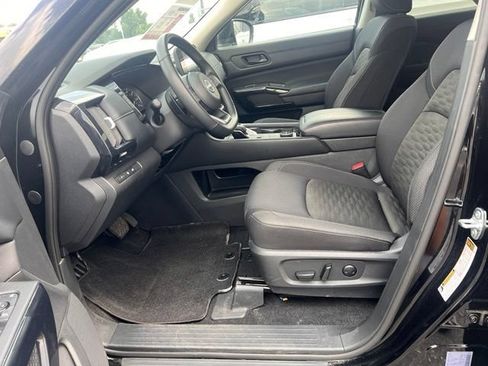 Used 2025 Nissan Pathfinder SV AWD/4WD image 8