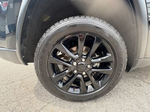 Used 2018 Jeep Grand Cherokee Laredo AWD/4WD image 11