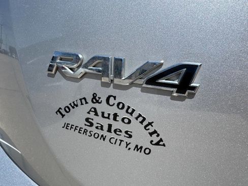 Used 2016 Toyota RAV4 LE FWD image 9