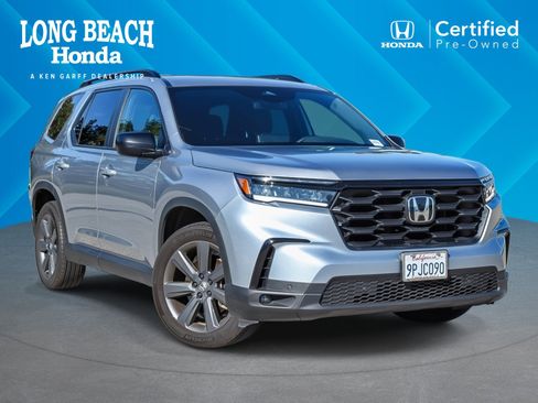 Used 2025 Honda Pilot Sport image 1