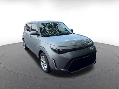 Used 2025 Kia Soul LX w/ LX Technology Package FWD image 3