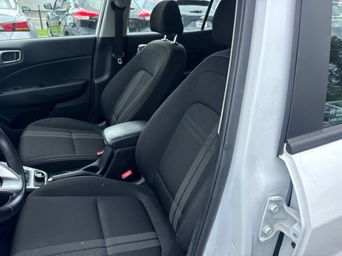 Used 2025 Hyundai Venue SEL FWD image 6