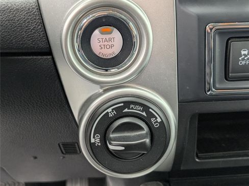 Used 2020 Nissan Titan SV w/ SV Convenience Package AWD/4WD image 24