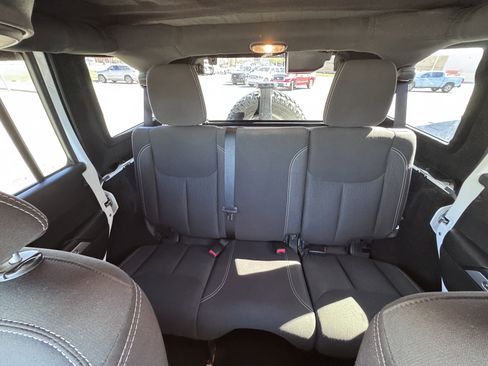 Used 2015 Jeep Wrangler Unlimited Rubicon w/ Connectivity Group image 16