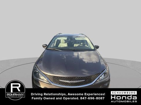 Used 2017 Chrysler Pacifica Touring-L Plus w/ Tire & Wheel Group FWD image 2