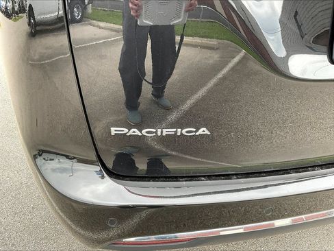 Used 2023 Chrysler Pacifica Touring-L FWD image 26