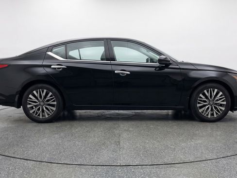Used 2025 Nissan Altima 2.5 SV FWD image 11
