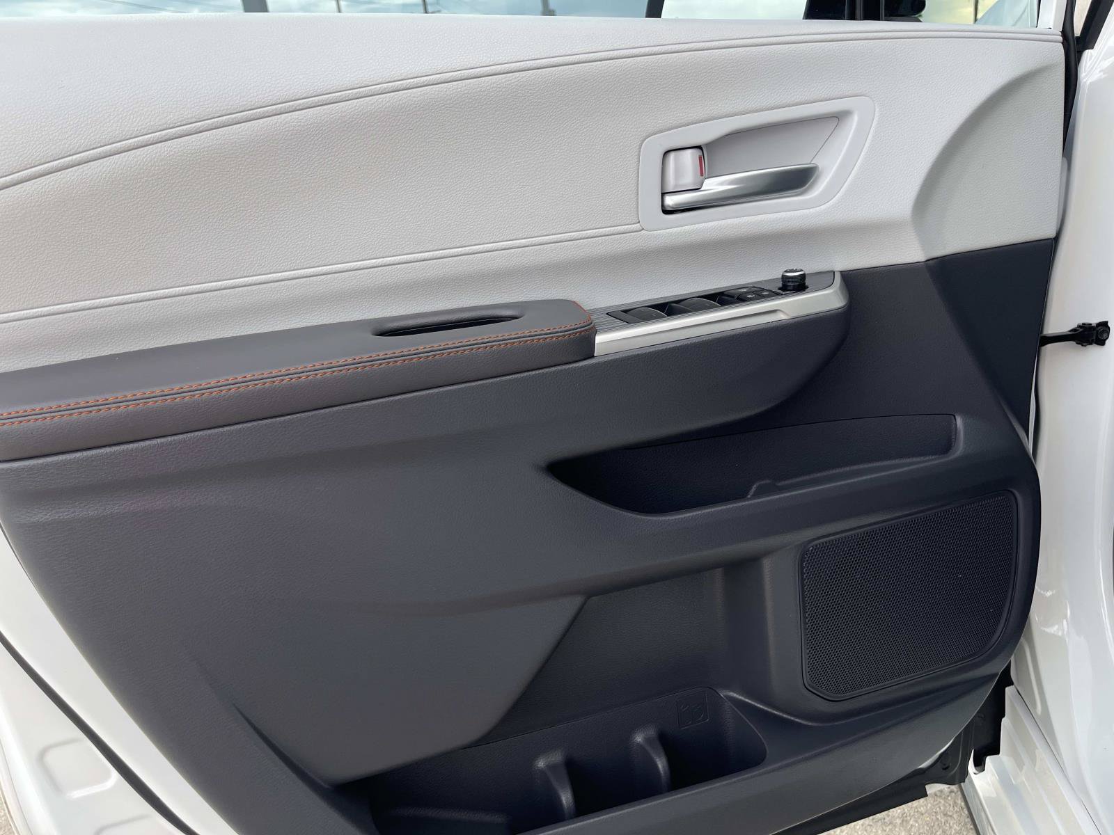 Used 2023 Toyota Sienna XSE FWD image 17