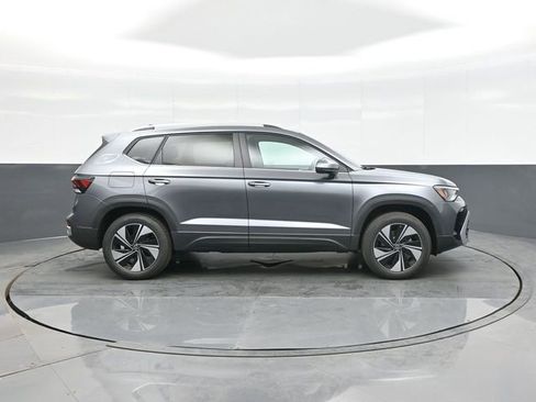 New 2026 Volkswagen Taos SE image 6
