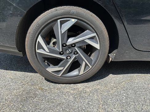 Certified 2025 Hyundai Elantra Limited FWD image 10