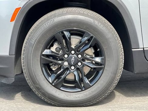Used 2023 Chevrolet Traverse LT FWD image 37
