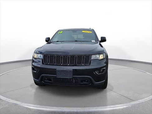 Used 2019 Jeep Grand Cherokee Laredo AWD/4WD image 3