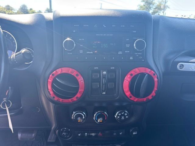 Used 2017 Jeep Wrangler Unlimited Sahara w/ Connectivity Group AWD/4WD image 16