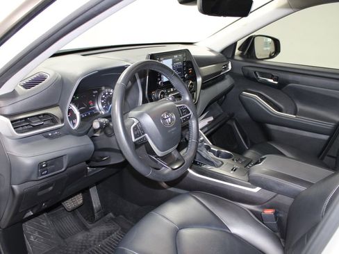 Used 2022 Toyota Highlander XLE AWD/4WD image 23