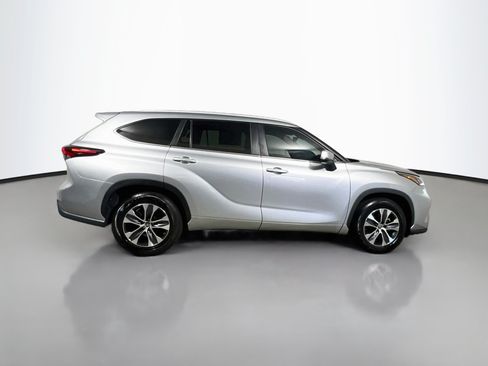 Used 2024 Toyota Highlander XLE FWD image 3