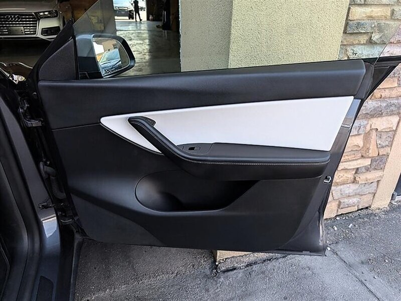 Used 2022 Tesla Model Y Performance AWD/4WD image 29