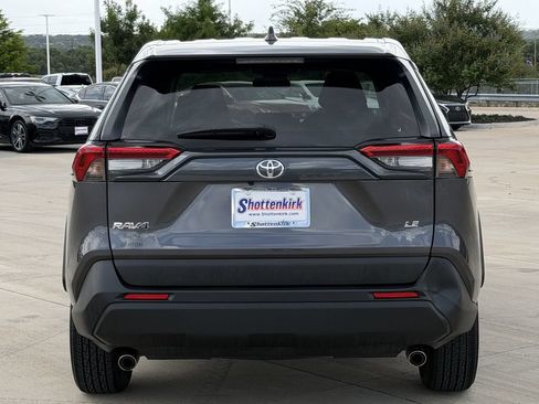 Used 2022 Toyota RAV4 LE FWD image 5