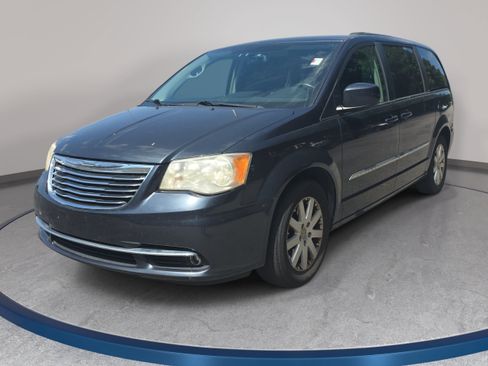 Used 2014 Chrysler Town & Country Touring FWD image 1